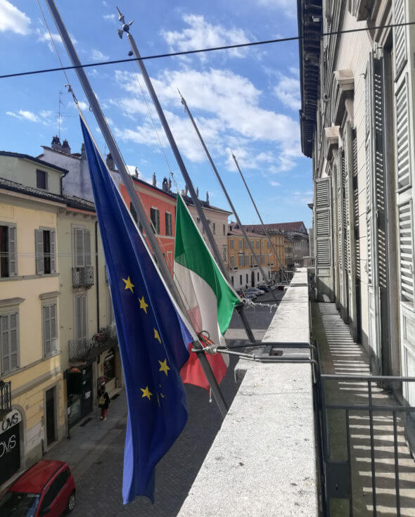 Bandiere a mezzasta al palazzo della Provincia