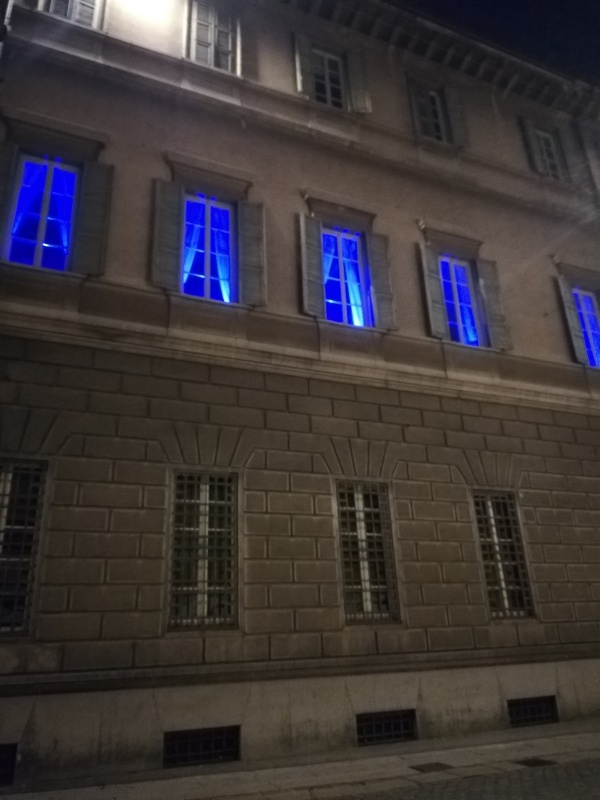 foto d'archivio: finestre del Palazzo della Provincia illuminate di blu