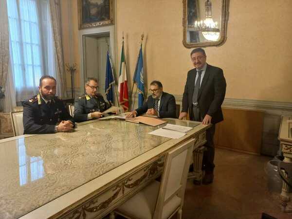 Foto della firma del protocollo d'intesa